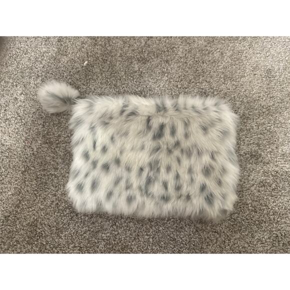 NWT Pottery Barn Teen Faux Fur Zipper Pouch in Gray Snow Leopard - Picture 1 of 5